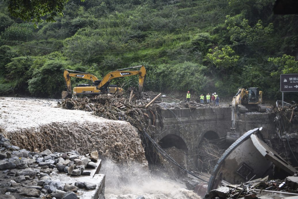 暴雨灾害致洪水桥梁坍塌 至少25死