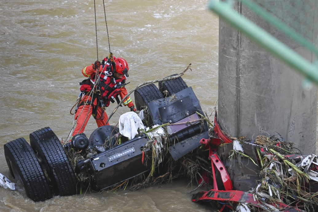 暴雨災害致洪水橋樑坍塌 至少25死