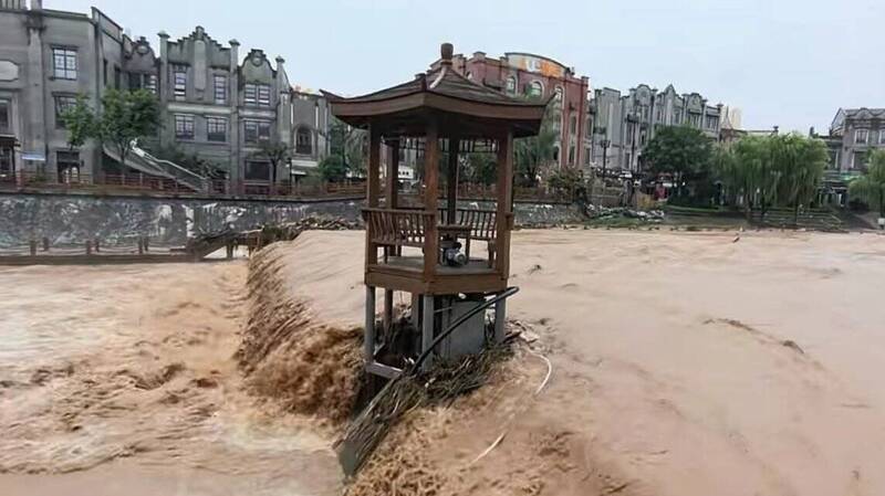 暴雨炸中國陝西！寶雞大淹水、土石流灌入 車輛慘被沖走