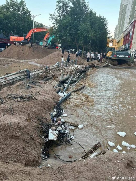 暴雨炸中國陝西！寶雞大淹水、土石流灌入 車輛慘被沖走