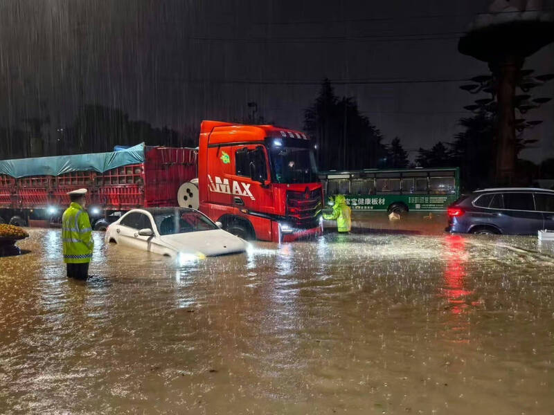 暴雨炸中国陕西！宝鸡大淹水、土石流灌入 车辆惨被冲走