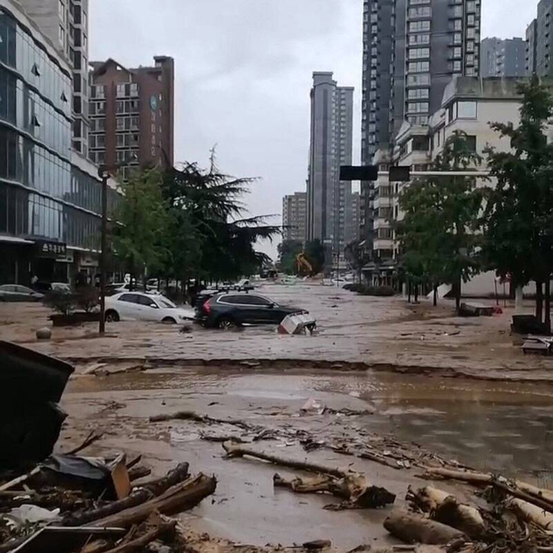 暴雨炸中国陕西！宝鸡大淹水、土石流灌入 车辆惨被冲走