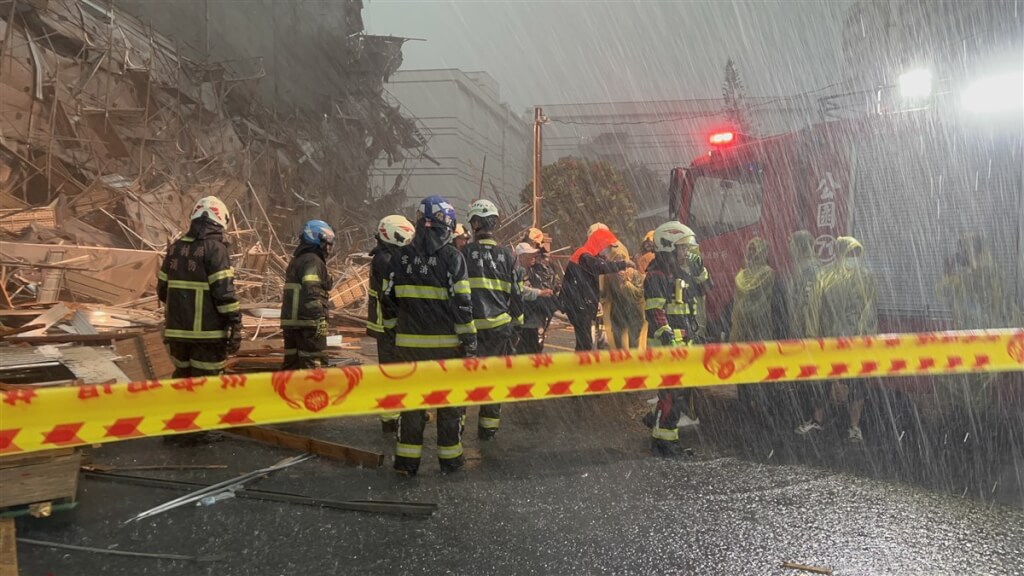 暴风雨中鹰架倒塌 工人2死3伤