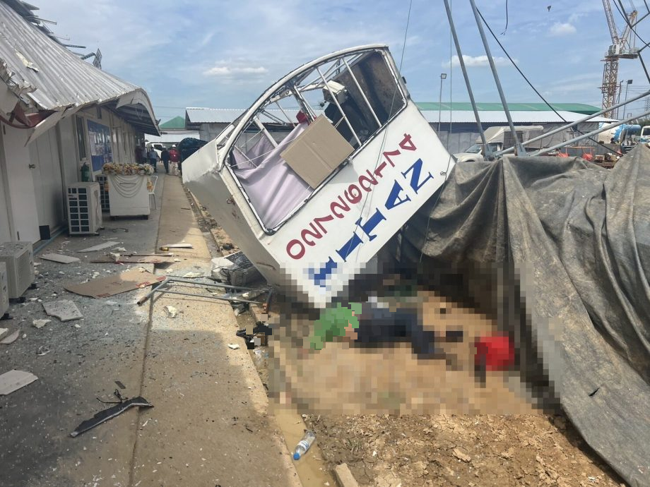 曼谷工地起重机坍塌 砸车毁楼酿2死7伤