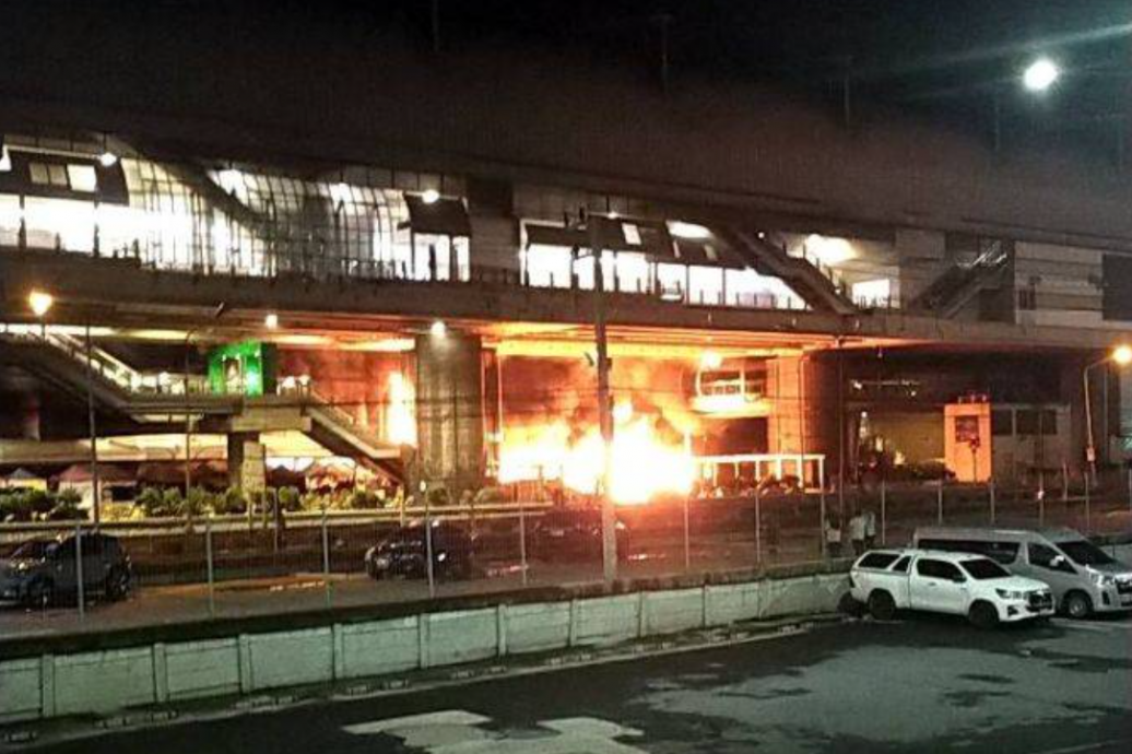  曼谷機場快線站附近凌晨大火 約30家商鋪燒燬 