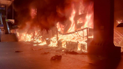 曼谷机场快线站附近凌晨大火 约30家商铺烧毁