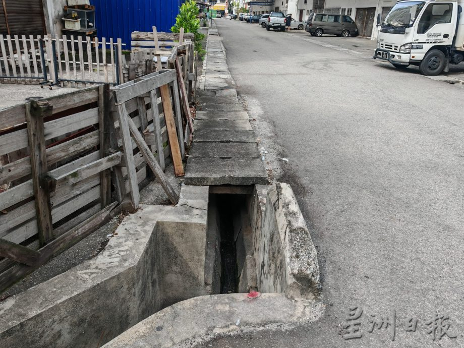 雜貨店賣雞魚，汙水倒溝渠發出臭味，引老鼠四腳蛇