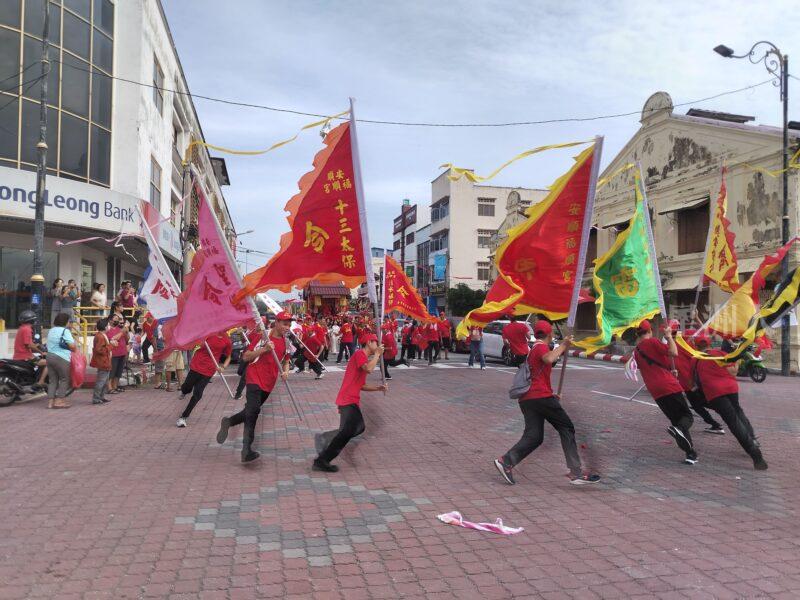 旗幟隊每到路口就繞圈子喊“發啊，發啊，發啊”