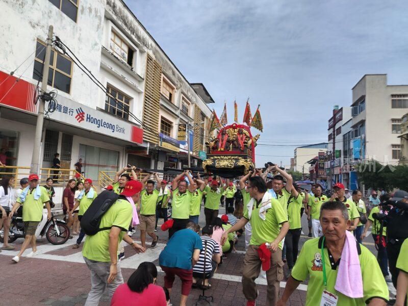 善信們跪在路上進行“鑽轎腳”儀式