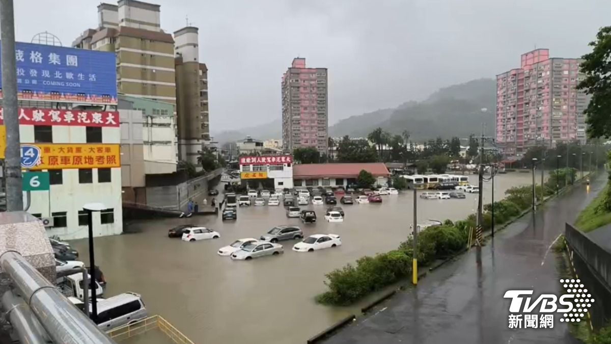 格美台风／豪雨炸南投！猫罗溪暴涨淹水　一堆“泡水车」车主QQ