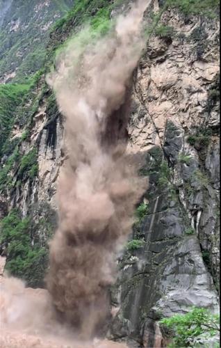 死神擦肩｜云南虎跳峡突发山崩 土石飞溅下游客逃生惊险画面曝光︱有片