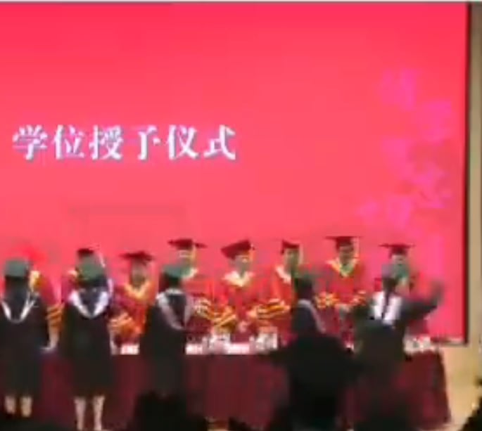  畢業典禮打教授 臺籍學生被開除學籍 被警方拘留