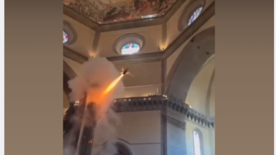 2段影片組成 巴黎教堂點燃火炬 假的