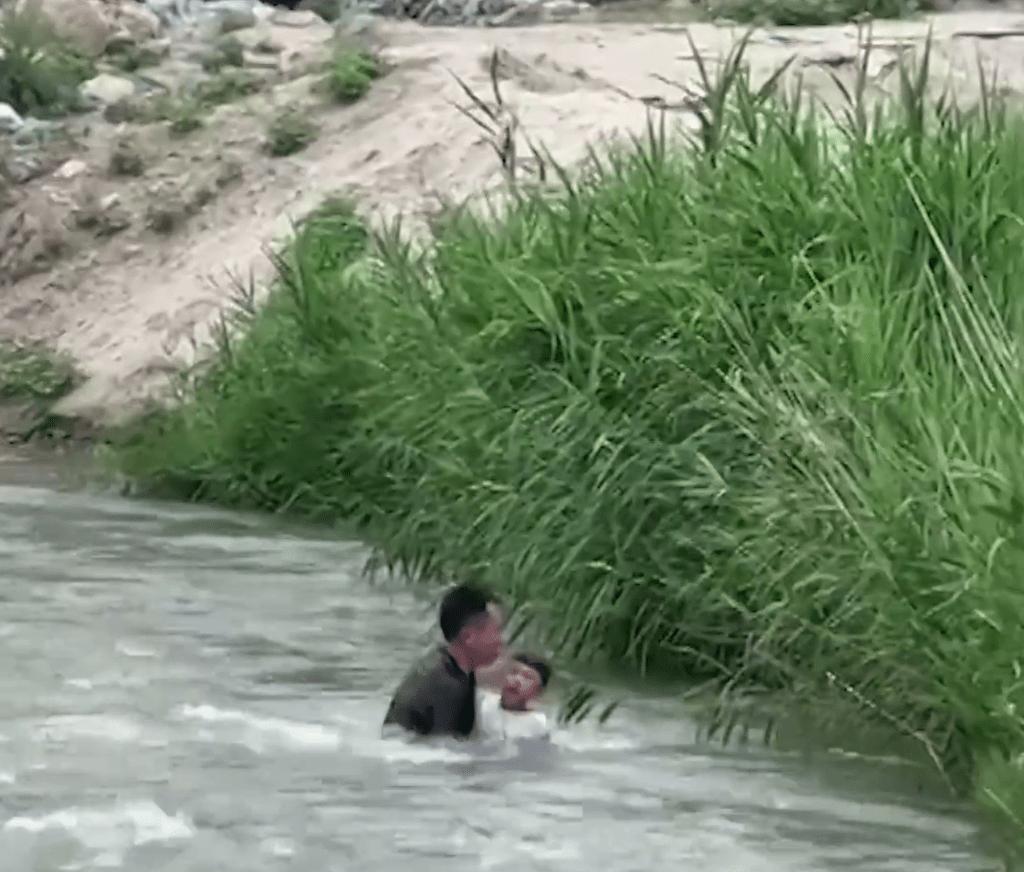 河北男童遭激流卷走生死一线 勇男跳水救人身份曝光