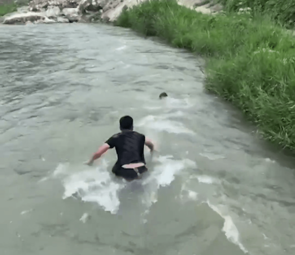 河北男童遭激流捲走生死一線 勇男跳水救人身份曝光