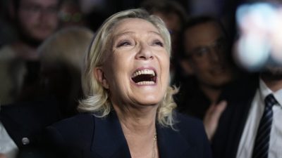 法国极右翼领跑议会选举首轮投票 有民众集会表不满