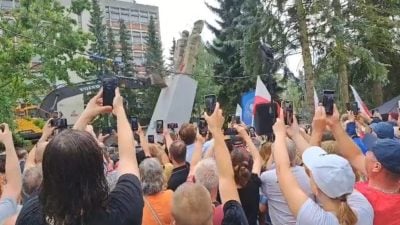 波兰拆毁苏联纪念碑 象征反共精神