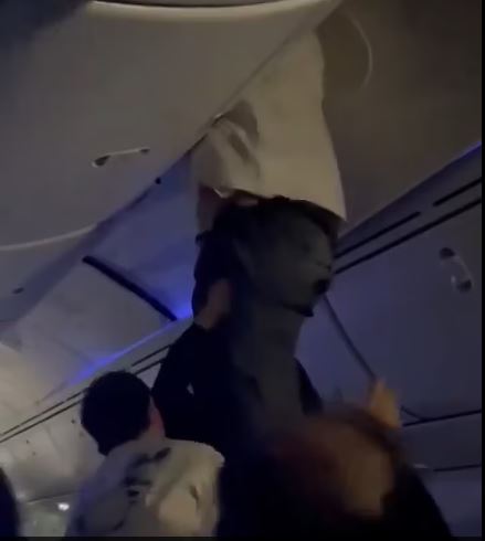 波音787遇亂流下墜釀40人傷！乘客“撞進”天花板、座椅折斷