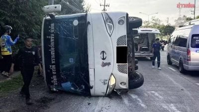 泰南旅遊巴士側翻 7名外國遊客受傷