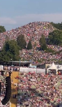 泰莱慕尼黑开唱 逾4万人站场外山坡朝圣