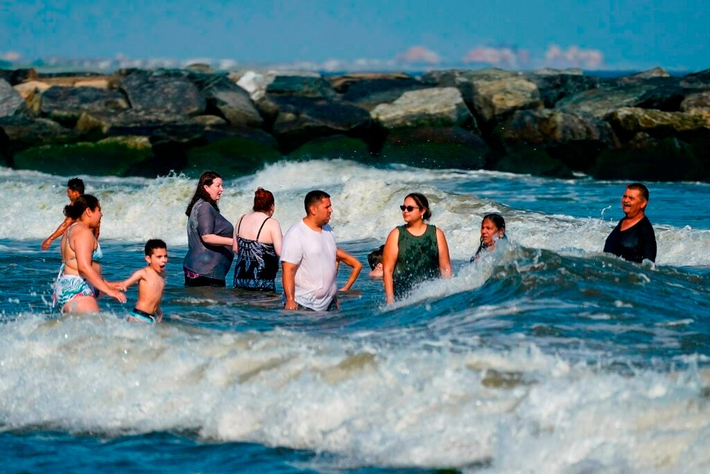 泳客在紐約遭大浪捲走 漂浮數小時在新澤西海域獲救