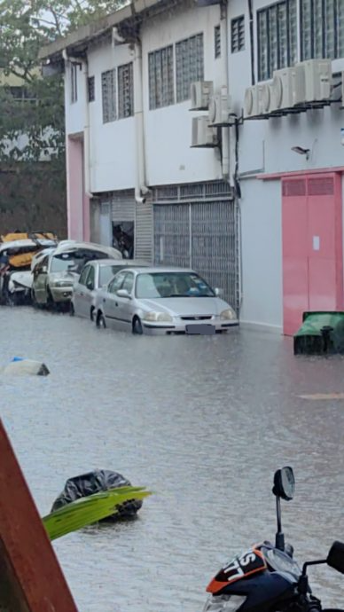 清晨豪雨 甲洞TSI工业园又水灾