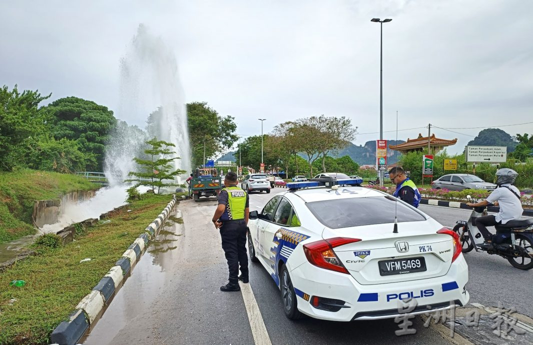 疑轿车失控撞路旁水管 喷出数十尺水柱