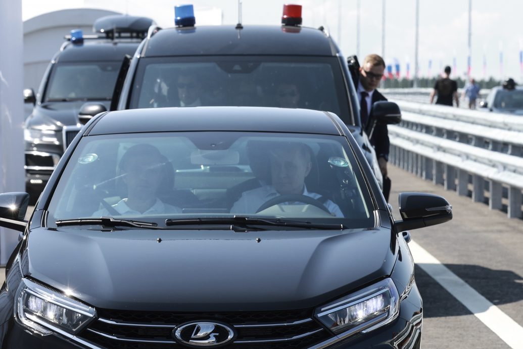 看世界兩圖)普汀親自開車參加活動  沒穿防彈背心隨扈肉身包圍 