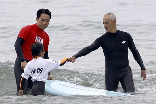 看世界)小泉进次郎易曼纽福岛冲浪 批中国管制日水产品