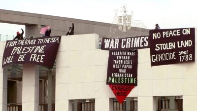 抗議人士攀上澳洲國會大廈屋頂 控以色列犯戰爭罪