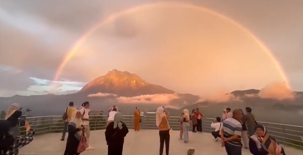 神山上空现大迷人拱门彩虹 再现奇景