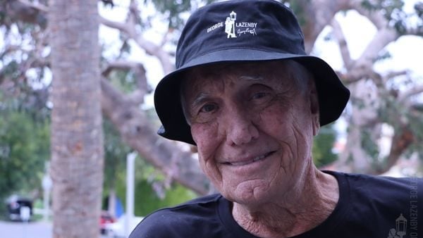第二代007宣布引退 84岁乔治摔倒脑损