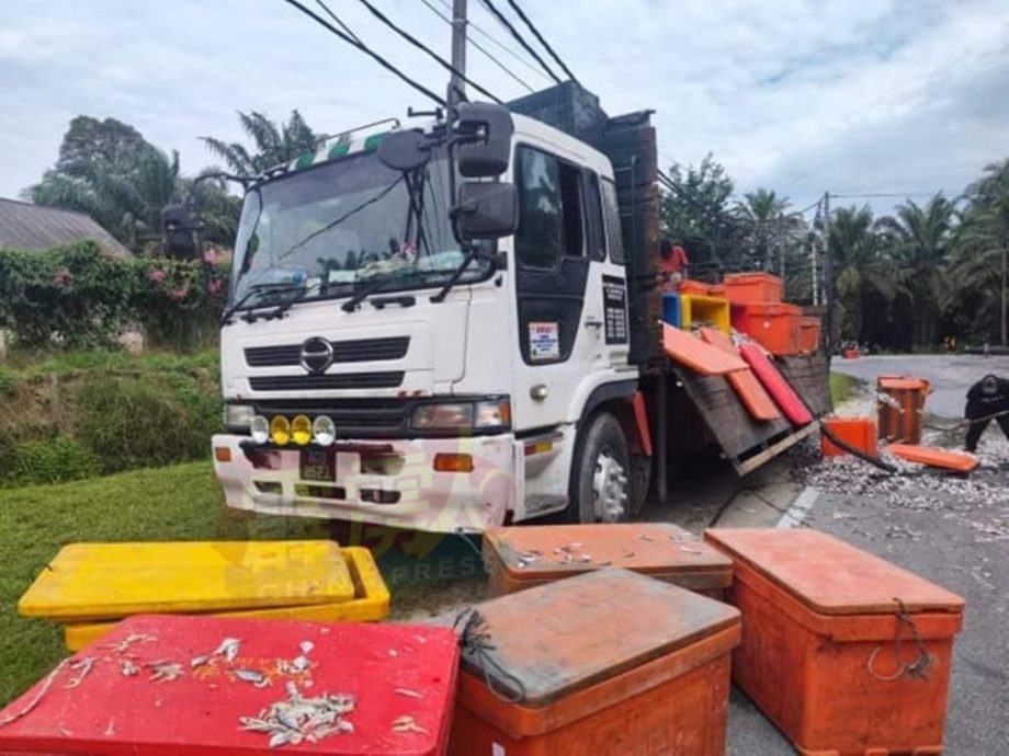 罗里车斗上围板破裂 小鱼洒满地