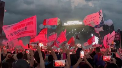 草東中國開唱場面混亂  臺下舉旗放火驚動警方