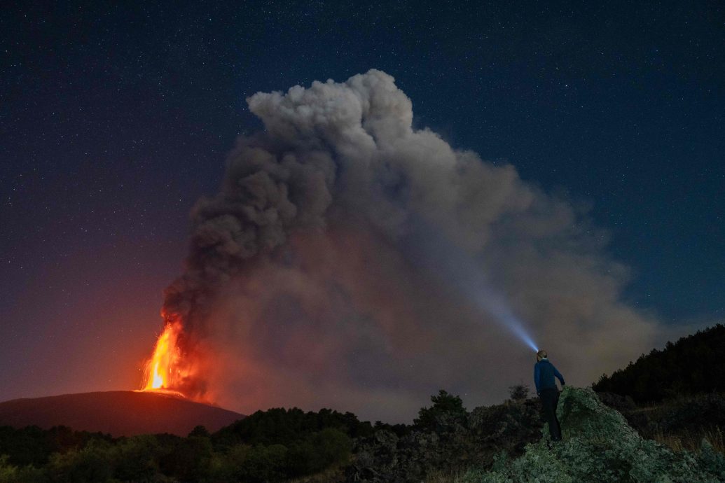 西西里岛埃特纳火山一周后再喷发