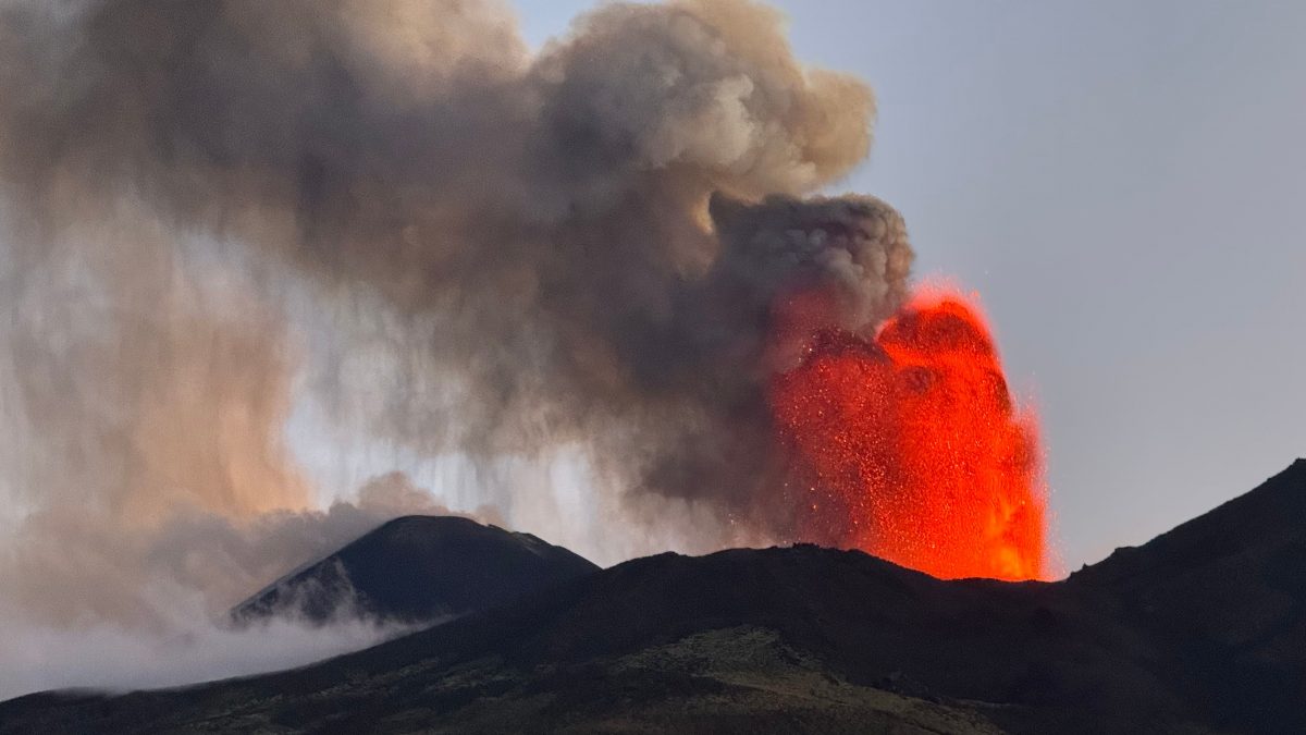 西西里島埃特納火山爆發 卡塔尼亞機場航班停飛