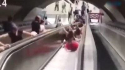 視頻 | 上行電扶梯突高速倒退 乘客慘摔畫面曝光