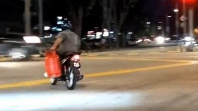 视频 | 携煤气桶硬闯十字路口 网轰摩托骑士：“赶回家煮饭？”