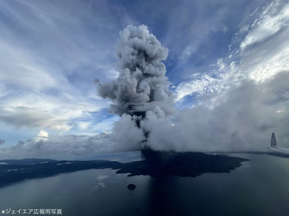 视频|机长广播“ 火山爆发！”乘客高空拍蕈状云 驾驶舱直击画面曝光