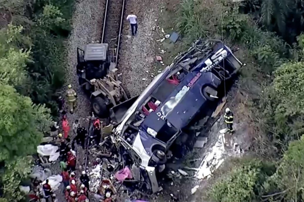 超車駛入反向車道 卡車迎面撞巴士釀22死