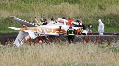 輕型飛機墜毀巴黎近郊高速公路 3人喪命