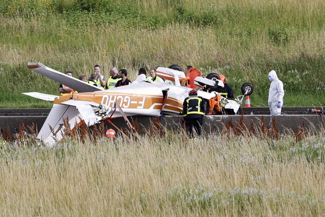 轻型飞机坠毁巴黎近郊高速公路 3人丧命