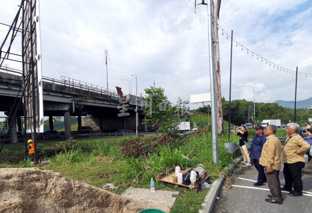 违规屡劝不听芙市厅动手了 大道非法广告牌拆！