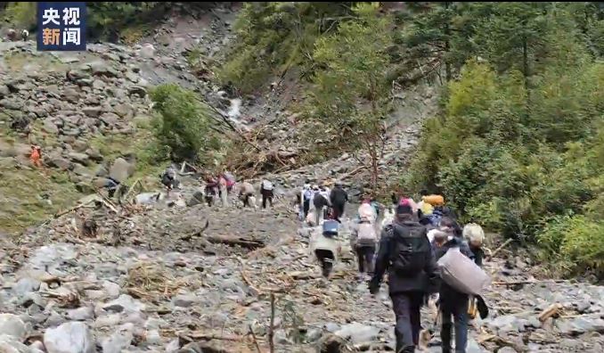 连日降雨河水量暴增  西藏陈塘镇道路冲毁 