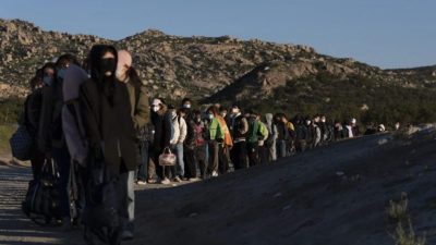 5年來首次  美“包機”遣返中非法移民 