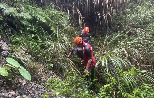 采药失足坠谷困4天 饿到无力回应 男子与死神擦身过