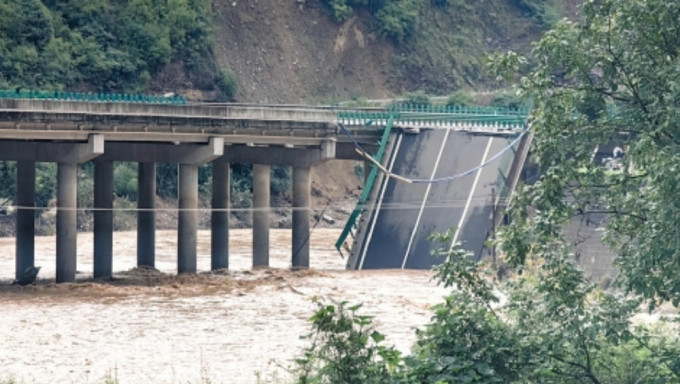 陕西柞水突发暴雨山洪致桥梁垮塌 11人遇难