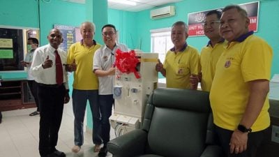 丹绒马林政府诊所洗肾中心　 获2机构赠4洗肾机