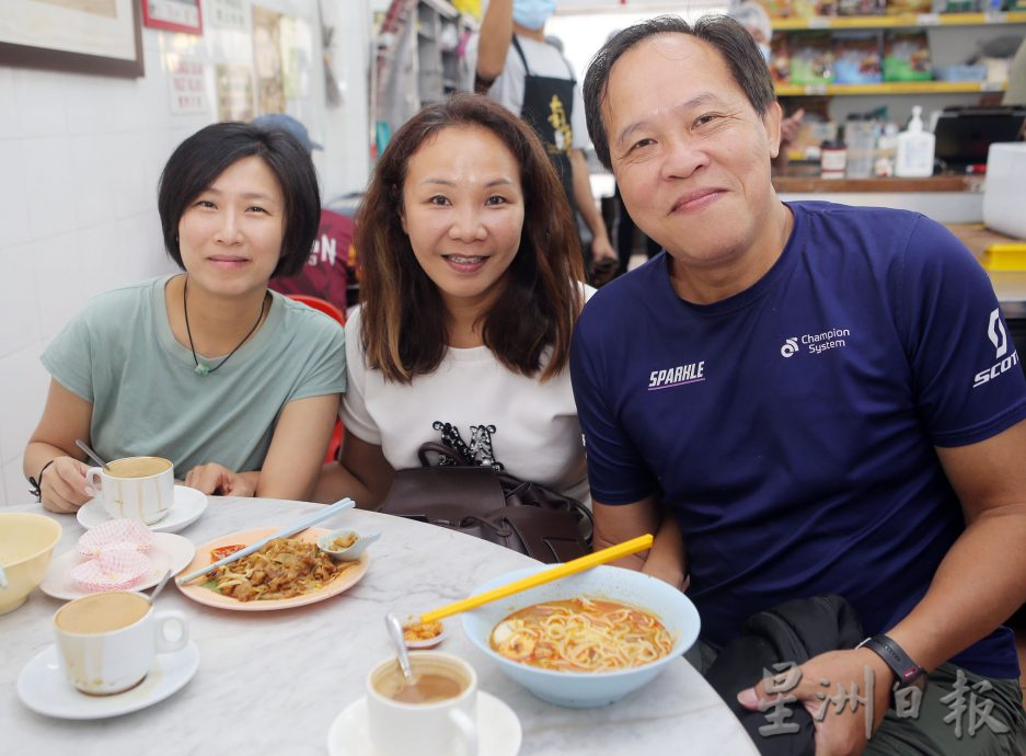  霹：封面主文／免签证措施刺激怡保餐饮业   中国游客激增