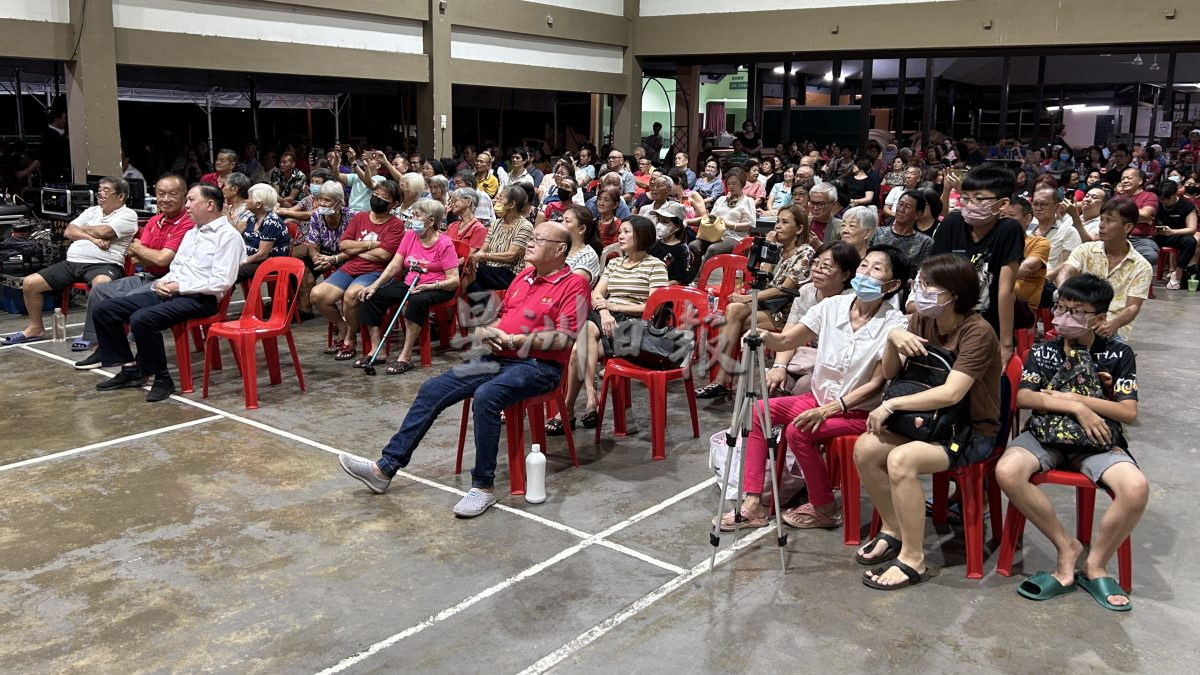 首场万茂歌友会现场伴奏歌唱赛 32人大展歌喉